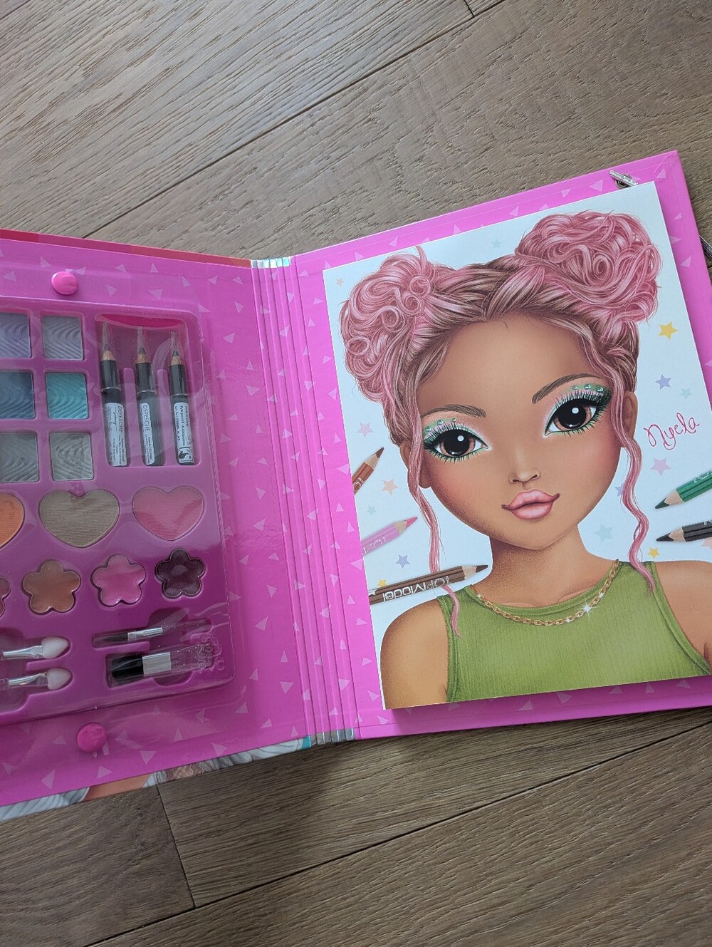 TopModel Make-up Studio- Creative Coloring Book With Make Up Inside! - Picture 5 of 5